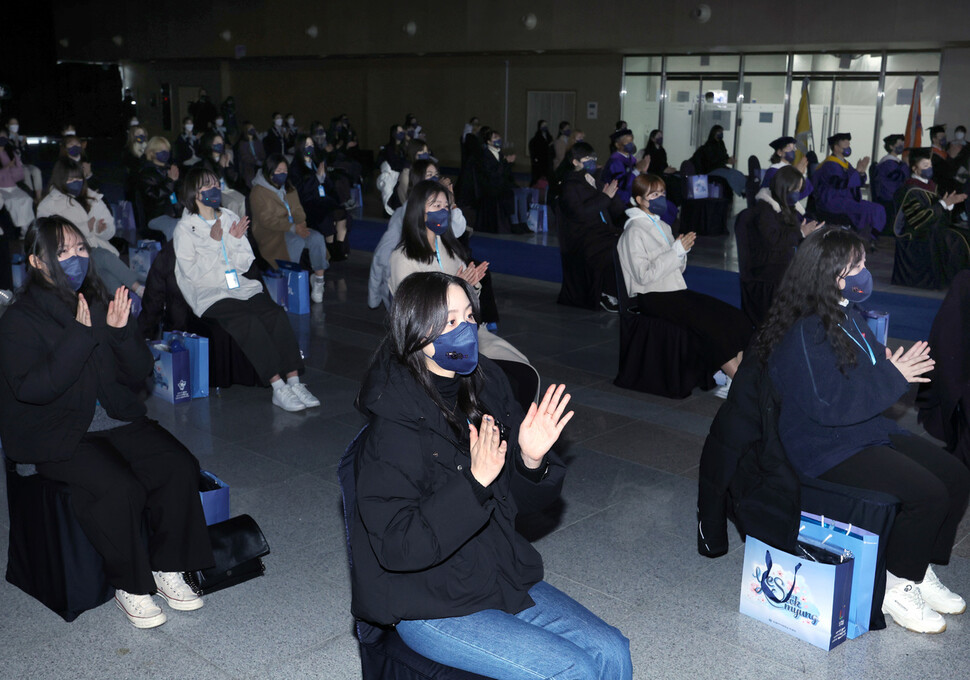 22일 오후 서울 용산구 숙명여자대학교에서 온·오프라인으로 열린 2022년 신입생 환영회에서 대면으로 참석한 신입생들이 박수를 치고 있다. 연합뉴스