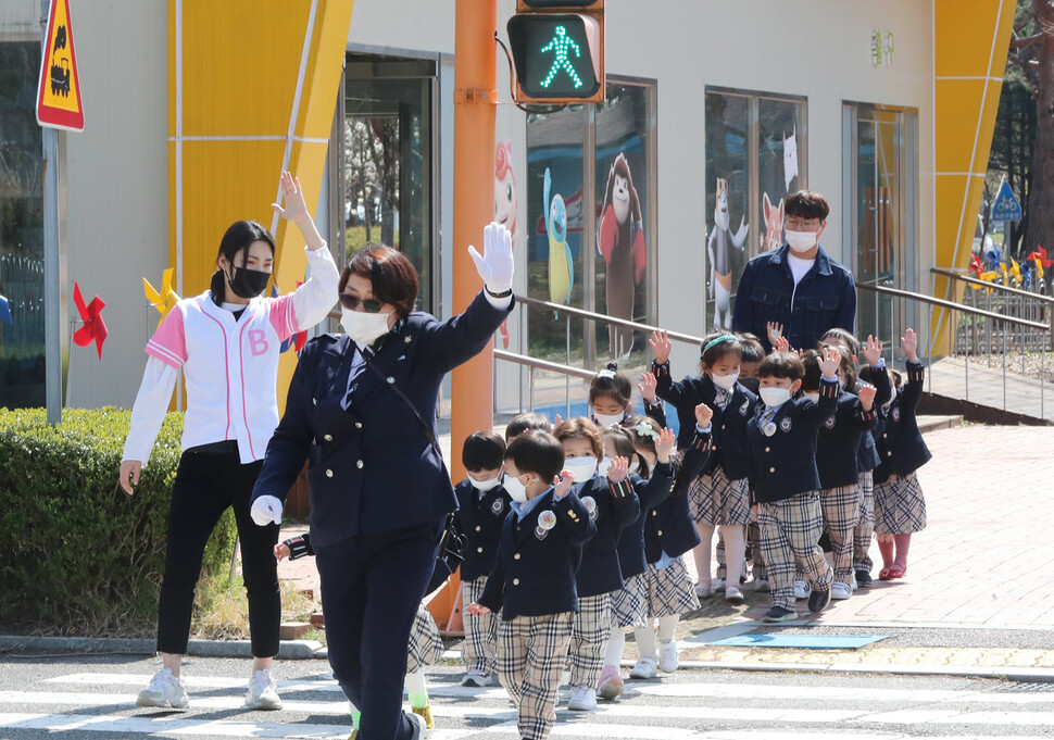 지난 25일 오전 광주 북구 어린이교통공원에서 한 유치원 원생들이 횡단보도를 건너고 있다. 연합뉴스