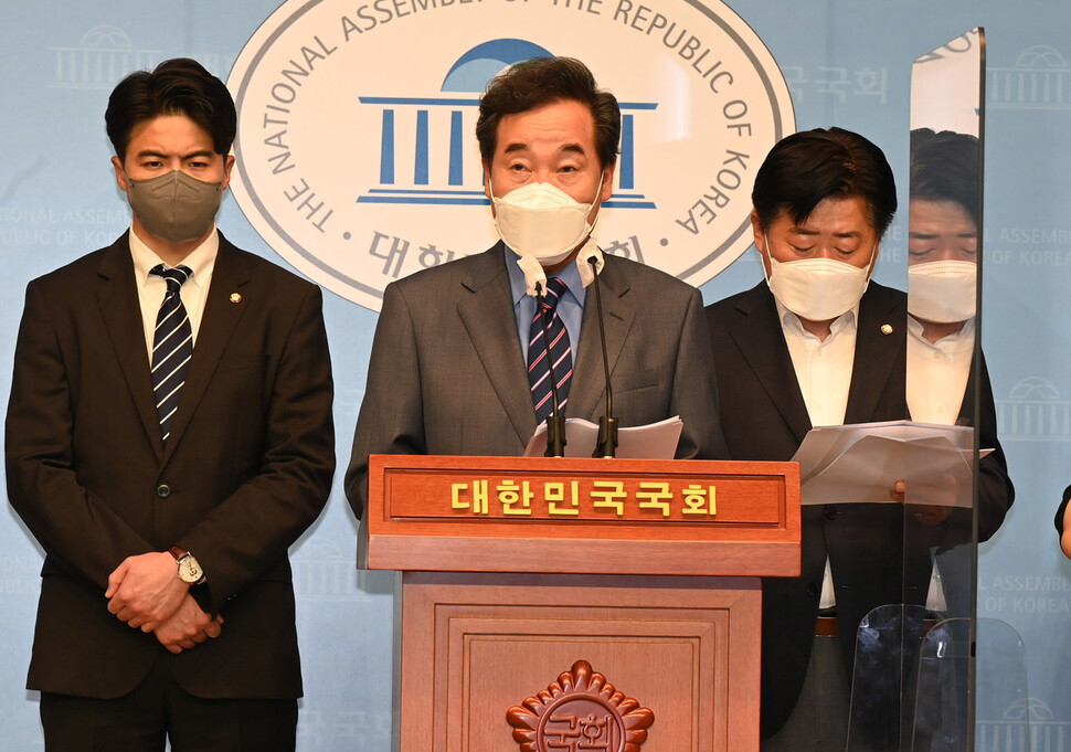 더불어민주당 대선주자인 이낙연 전 대표가 6일 오전 국회 소통관에서 택지소유상한법과 개발이익환수법, 종합부동산세법 등 소위 토지공개념 3법 대표 발의 관련 기자회견을 하고 있다. 연합뉴스