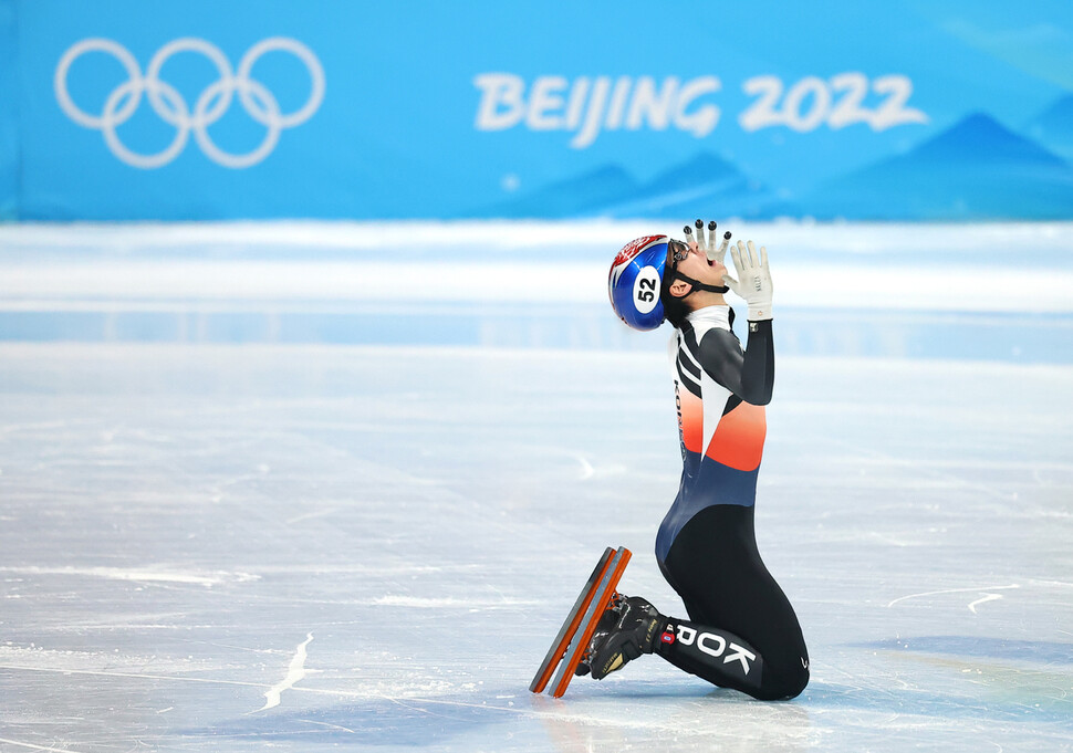 한국 쇼트트랙 대표팀 황대헌이 9일 오후 중국&nbsp;베이징&nbsp;서우두체육관에서 열린 2022 베이징 겨울올림픽 쇼트트랙 남자 1500m 결승에서 가장 먼저 결승선을 통과한 뒤 포효하고 있다. 베이징/연합뉴스