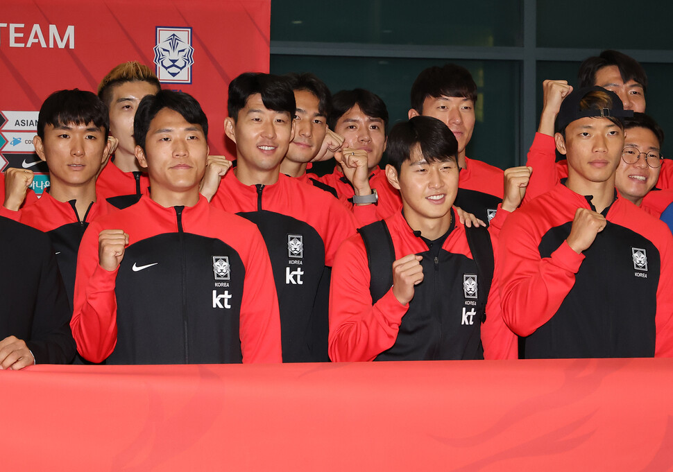 12년 만의 월드컵 16강 진출을 이룬 한국 축구대표팀이 7일 오후 인천국제공항을 통해 귀국, 파이팅을 외치며 기념촬영하고 있다. 영종도/연합뉴스