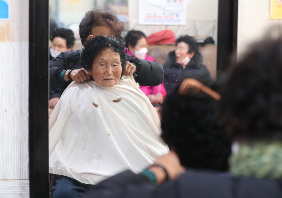 전남 신안군 장터 미용실에서 어르신이 머리를 자르고 있다. 신안/박종식 기자