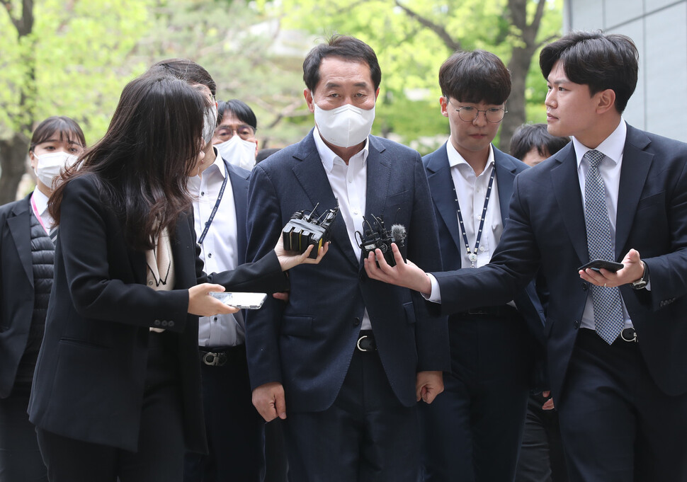 더불어민주당 ‘2021년 전당대회 돈봉투 의혹’ 핵심 인사인 한국수자원공사 전 상임감사위원 강래구씨가 21일 서울 서초구 서울중앙지법에서 열린 구속 전 전 피의자 심문(영장심사)을 받기 위해 법정으로 향하고 있다. 연합뉴스