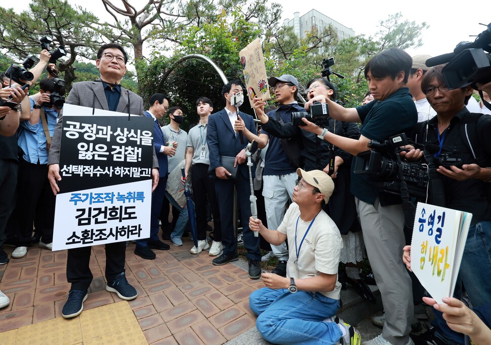 더불어민주당 ''전당대회 돈봉투 의혹''과 관련해 송영길 전 대표가 7일 서초구 서울중앙지방검찰청에 자진 출석 뒤 검찰 관계자와의 면담이 이뤄지지 않자 검찰 청사 입구에서 1인 시위를 벌이고 있다. 연합뉴스