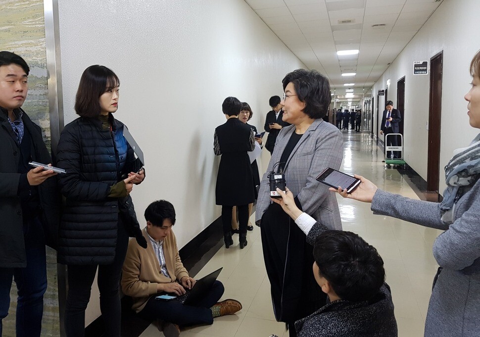 이혜훈 바른미래당 의원이 12일 예결위 소위 구성 논의를 위한 교섭단체 예결위 간사 회동에 앞서 기자들에게 입장을 밝히고 있다. 송경화 기자