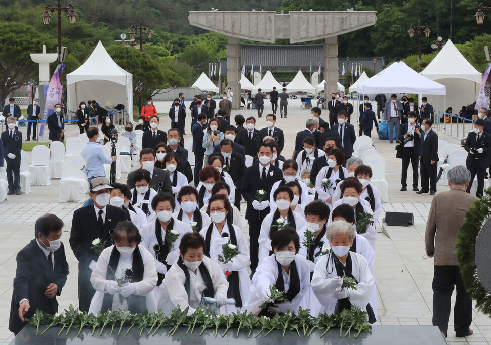 제41주년 5·18 민주화운동기념일을 하루 앞둔 17일 광주 북구 국립5·18민주묘지에서 5·18유족회의 주관으로 추모제가 열리고 있다.연합뉴스