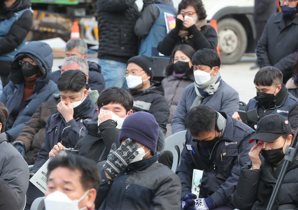 11일 오전 광주 동구 5.18민주광장에서 열린 `민주의 길, 배은심 어머니 사회장' 영결식에서 장녀 이숙례씨의 유가족 인사가 이어지는 동안 참석자들이 눈물을 훔치고 있다. 광주/김태형 기자