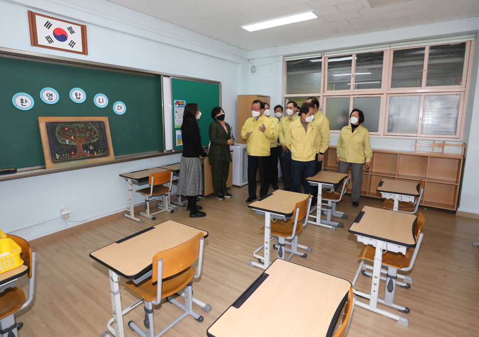 학교 방역 현장점검에 나선 김부겸 국무총리가 2일 오후 서울 마포구 염리초등학교를 방문해 교실 방역 준비 상황을 살펴보고 있다. 공동취재사진