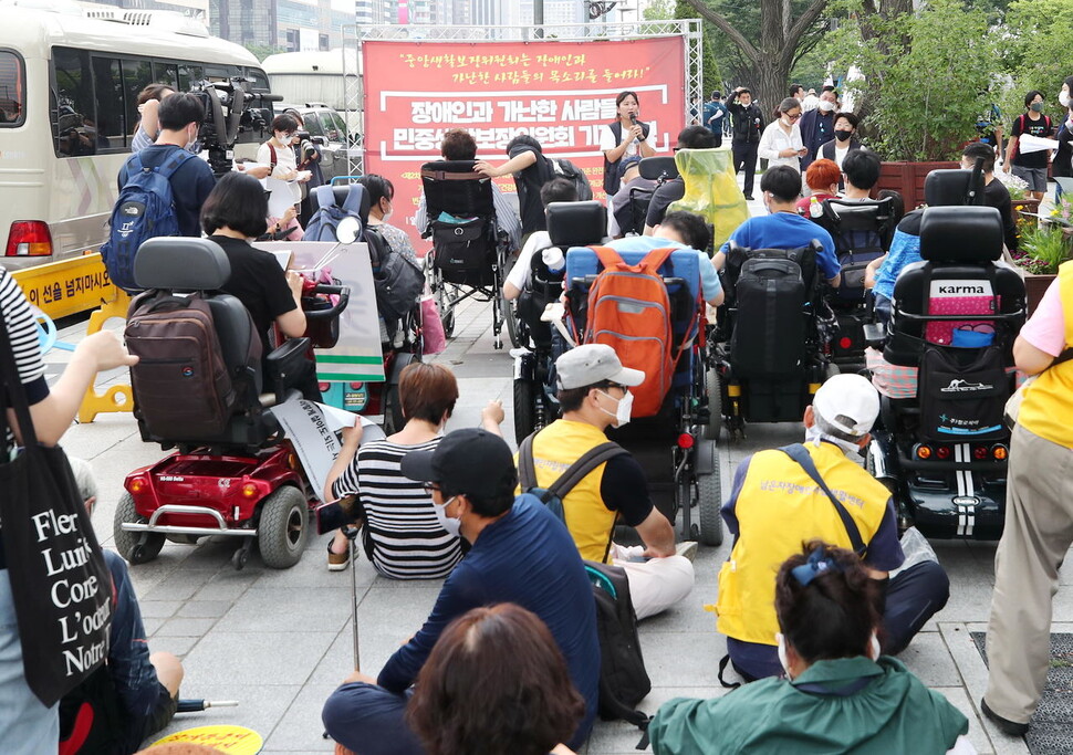 제60차 중앙생활보장위원회의가 열리는 지난달 31일 오후 정부서울청사 앞에서 기초생활보장법바로세우기공동행동 등 사회단체 회원들이 부양의무자기준 폐지, 기초생활보장법 개정을 촉구하는 기자회견을 하고 있다. 연합뉴스