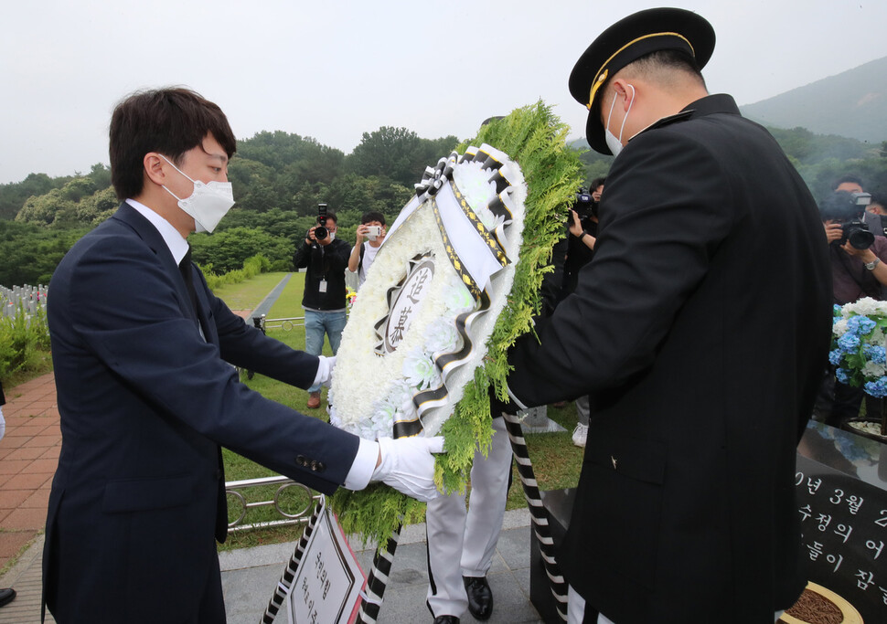 이준석 국민의힘 대표가 지난 14일 오전 대전시 유성구 갑동 국립대전현충원 천안함 46용사 묘역에서 헌화하고 있다. 대전/연합뉴스