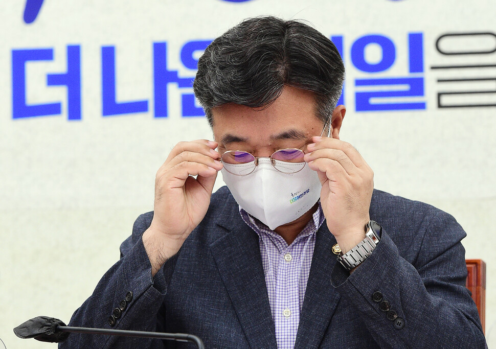 더불어민주당 윤호중 원내대표가 29일 국회에서 열린 정책조정회의에서 안경을 고쳐쓰고 있다. 연합뉴스