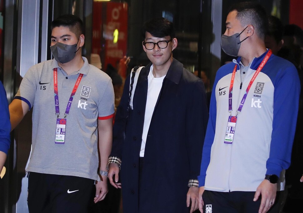 한국 남자축구 대표팀 주장 손흥민이 16일(현지시각) 새벽 카타르 도하 하마드 국제공항에 도착해 숙소로 이동하고 있다. 도하/김혜윤 기자 unique@hani.co.kr