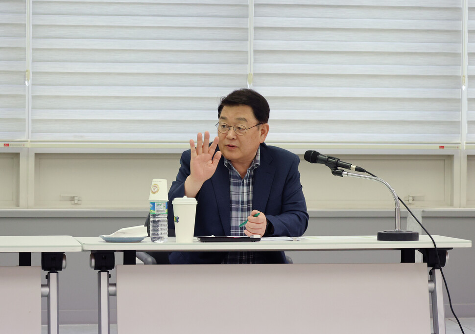 31일(수) 소진공 대전본부에서 개최된 2023 주니어보드 발대식에서 박성효 이사장이 단원들과 의견을 나누고 있다.