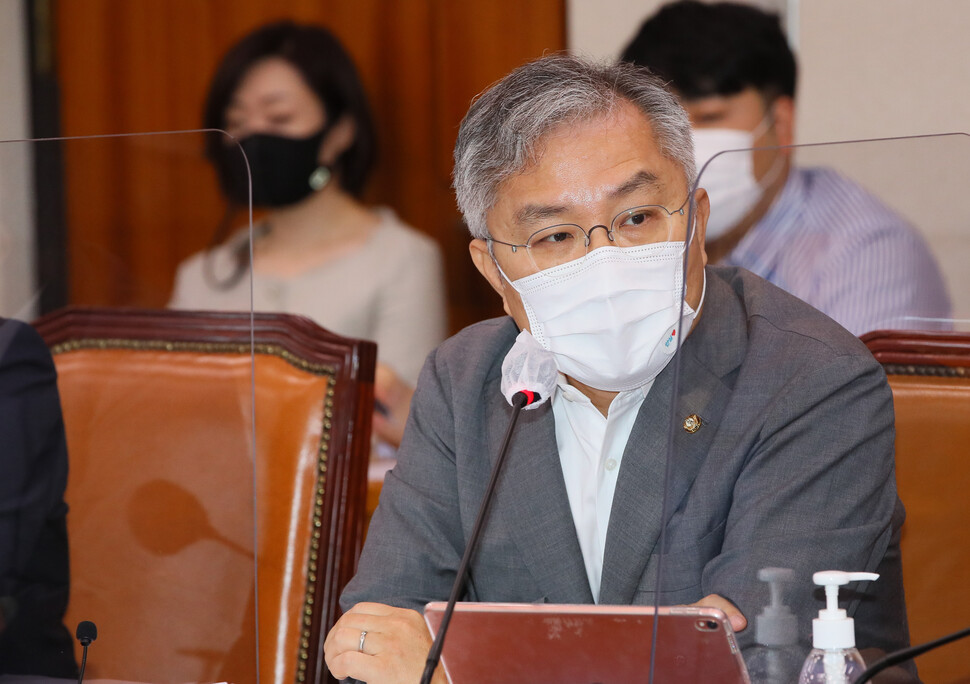 열린민주당 최강욱 의원이 6일 서울 여의도 국회 법제사법위원회에서 열린 ''윤석열 전 검찰총장의 고발 사주 의혹''과 관련한 현안 질의를 위한 전체회의에서 발언하고 있다. 연합뉴스