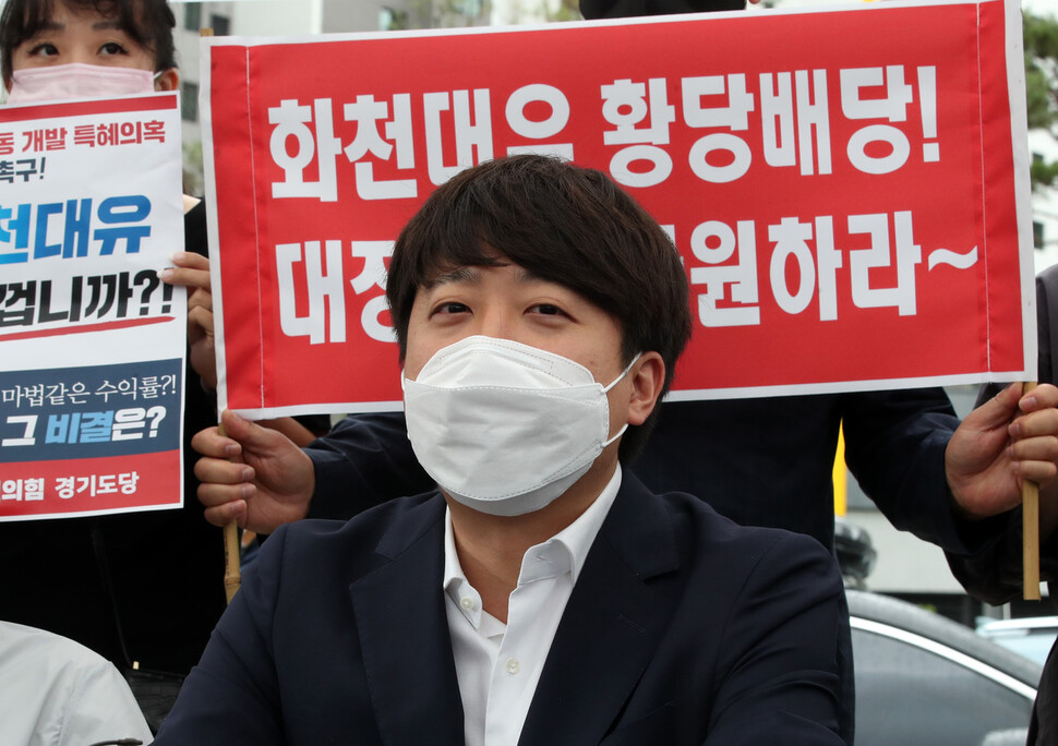 국민의힘 이준석 대표가 29일 경기 성남시 분당구 대장동에서 대장동 개발 의혹에 대한 현지 조사에 나서 현지 주민들과 간담회를 하고 있다. 국회사진기자단