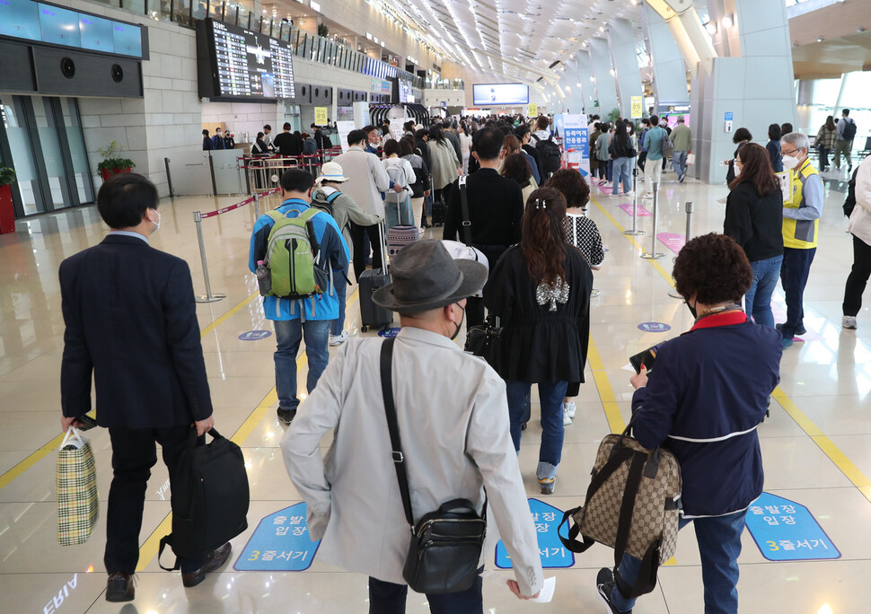 지난 22일 오후 인천공항 출국장이 이용객들로 붐비고 있다. 인천공항/박종식 기자