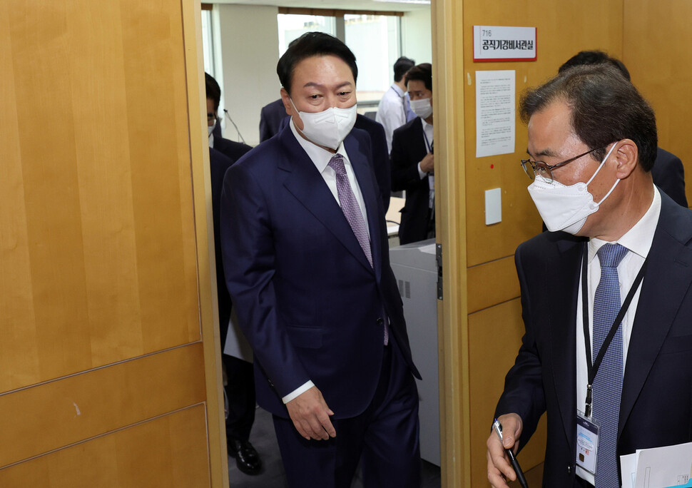 윤석열 대통령이 11일 오전 공직기강비서관실 등 서울 용산 신청사 업무공간을 둘러보고 있다. 대통령실사진기자단