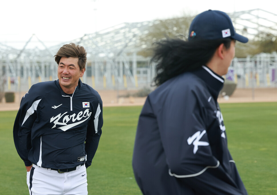 2023 세계야구클래식(WBC) 대표팀 김광현이 23일(한국시각) 미국 애리조나주 투손 키노스포츠 콤플렉스 보조 구장에서 강풍에 헛웃음을 지으며 트레이닝을 받기 위해 이동하고 있다. 이날 열릴 예정이던 케이티 위즈와 연습경기는 악천후로 연기됐다. 애리조나/연합뉴스