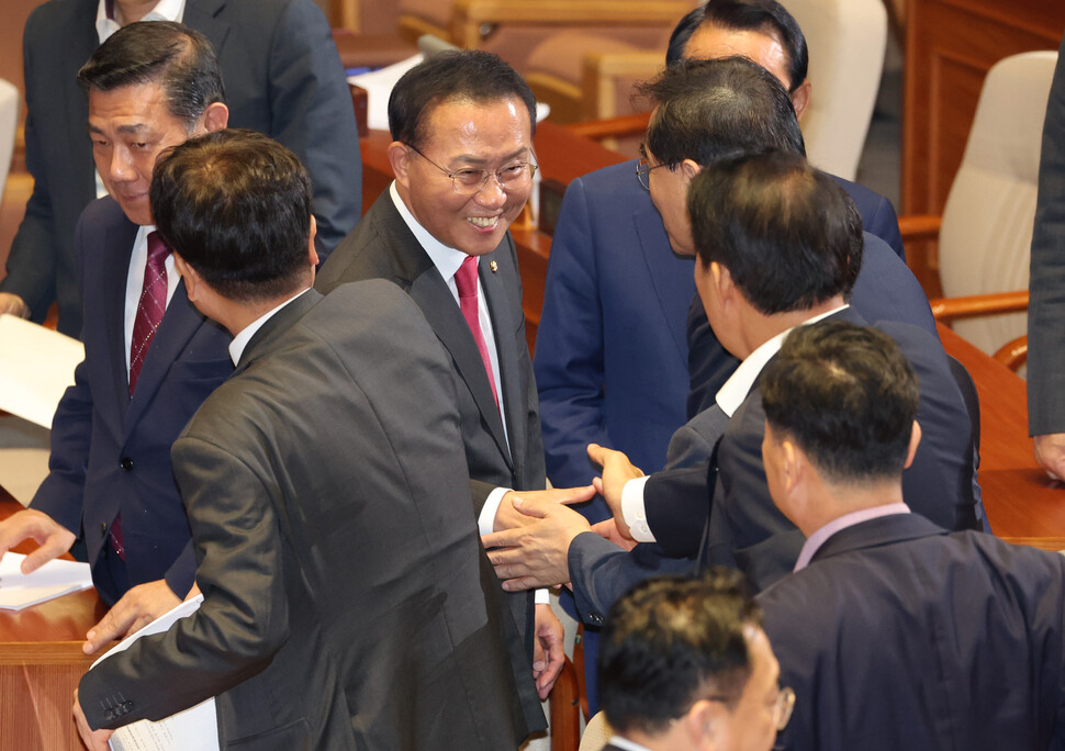 국민의힘 윤재옥 원내대표 20일 국회 본회의에서 교섭단체 대표 연설 후 의원들과 인사하고 있다. 연합뉴스