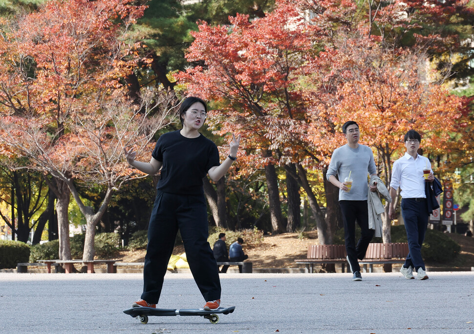 여의도 공원을 찾은 시민들이 가벼운 옷차림으로 즐거운 시간을 보내고 있다. 신소영 기자