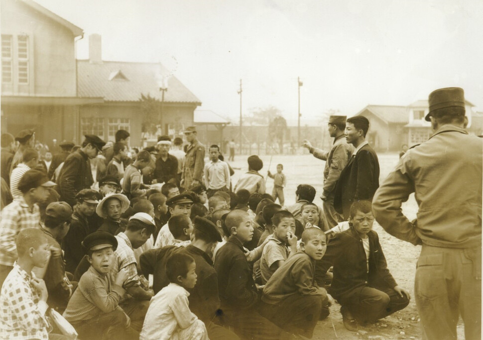 1960년 4월26~27일 마산 무학국민학교 교정에 수용된 부산시위대 모습이다. 진실화해위 제공