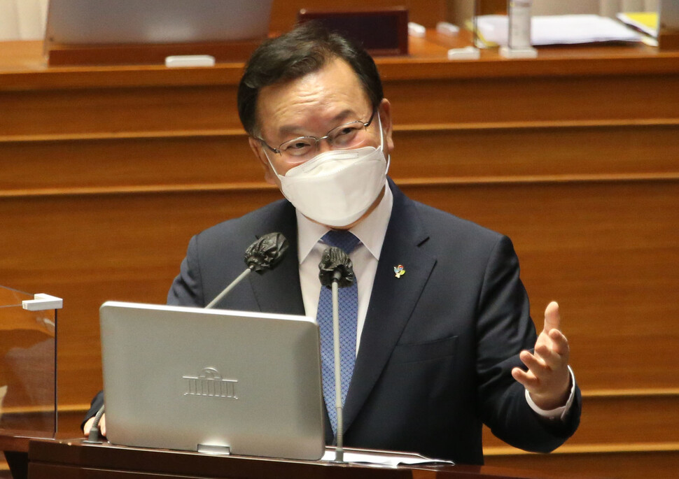 김부겸 국무총리가 22일 서울 여의도 국회 본회의에서 진행된 정치·외교·통일·안보 분야 대정부 질문에서 답변하고 있다. 연합뉴스