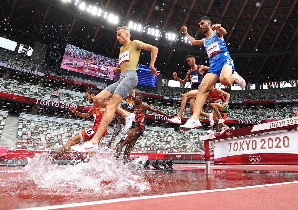 30일 도쿄 올림픽주경기장에서 열린 남자 3000m 장애물경기에서 선수들이 허들을 넘어 물웅덩이를 지나가고 있다. 도쿄/로이터 연합뉴스