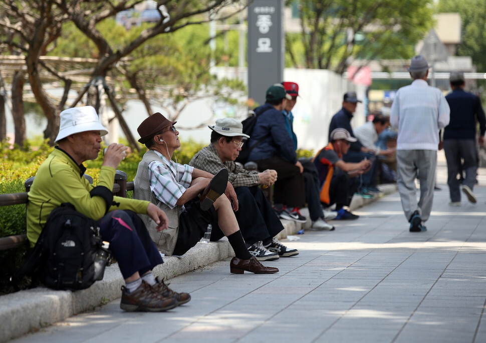 지난 2016년 5월20일 서울에 그해 처음 폭염주의보가 내려졌다. 서울 종묘공원을 찾은 노인들이 그늘에 앉아 휴식을 취하고 있다. 연합뉴스