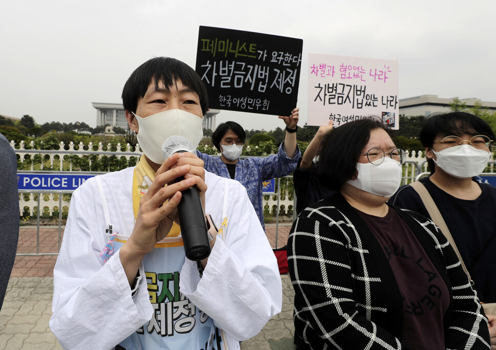 차별금지법 4월 임시국회 제정을 촉구하며 15일째 단식농성중인 인권운동사랑방 미류 활동가가 발언을 하고 있다. 김명진 기자