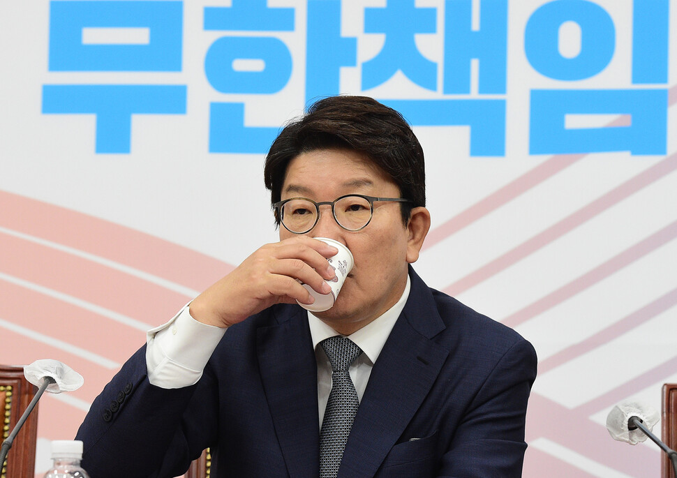 국민의힘 권성동 원내대표가 20일 서울 여의도 국회에서 열린 최고위원회의에서 물을 마시고 있다. 공동취재사진