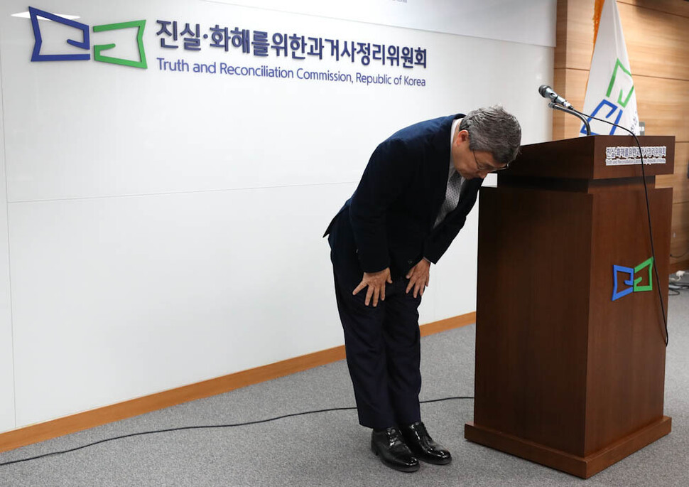 정근식 진실·화해를위한과거사정리위원회 위원장이 23일 오전 서울 중구 퇴계로 진실화해위 대회의실에서 기자회견을 열어 ‘대학생 강제징집 및 프락치 강요 공작사건’ 진실규명 결정 발표를 한 뒤 인사하고 있다. 김정효 기자