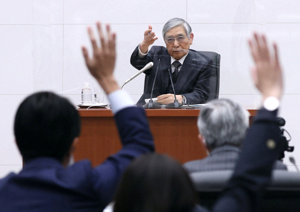 20일(현지시각) 구로다 하루히코 일본 중앙은행 총재가 금융정책결정회의 관련 기자회견에서 질문을 받고 있다. 도쿄/교도 로이터 연합뉴스