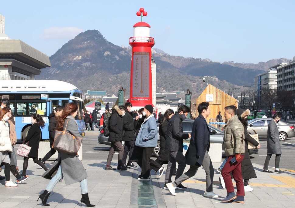 3일 오전 서울 광화문광장에 설치된 사랑의온도탑이 100도를 나타내고 있는 가운데 시민들이 온도탑 앞을 지나가고 있다. 백소아 기자