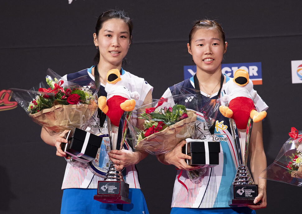 정경은(왼쪽)-백하나가 20일(현지시각) 2019 세계배드민턴연맹(BWF) 덴마크오픈 여자복식에서 우승한 뒤 포즈를 취하고 있다. 오덴사/AP 연합뉴스