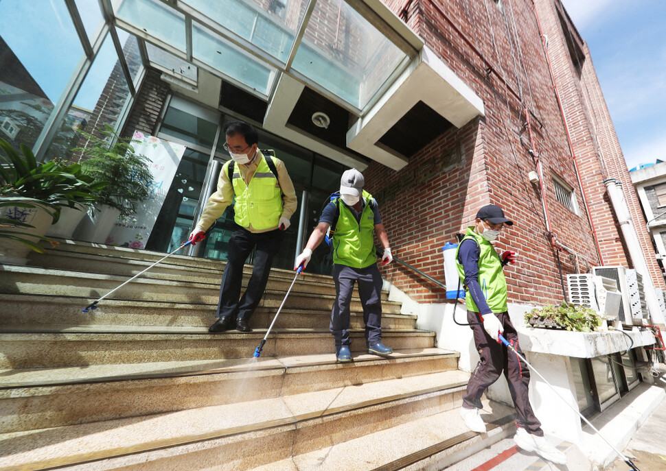 나흘새 8명의 코로나19 확진자가 발생한 경기도 수원시 영통구 매탄동 수원동부교회에서 1일 오후 영통구 합동방역단이 교회 외부 방역을 하고 있다. 연합뉴스