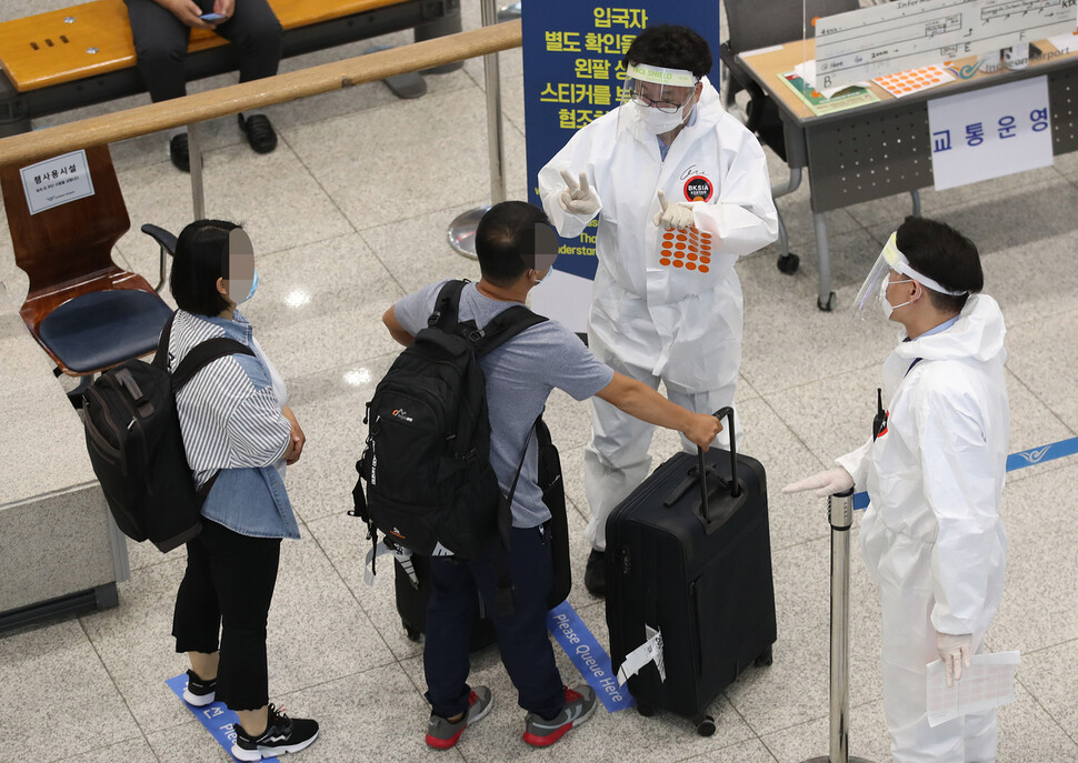 12일 오후 인천국제공항 1터미널에서 입국자들이 해외입국자 교통편 안내를 받고 있다. 연합뉴스