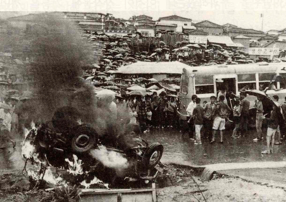1971년 서울의 무허가 판자촌에서 강제로 이주당한 도시 빈민들이 지금의 성남시에서 생존 대책을 요구하며 대규모 시위를 벌인 ‘광주대단지 사건’이고 있다. 당시 수만 명의 주민이 거리로 나와 군사정권의 개발독재에 항거하며 경찰서와 관공서 등을 불태웠다. 이후 급성장한 성남시는 그 폐허 속에서 생겨났다. &lt;한겨레&gt; 자료사진