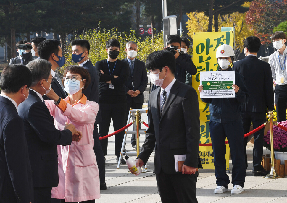 문재인 대통령이 28일 오전 2021년도 예산안 설명을 위한 시정연설을 위해 국회에 도착하자 정의당 류호정 의원이 중대재해기업차벌법 촉구 1인 시위를 하고 있다. 연합뉴스