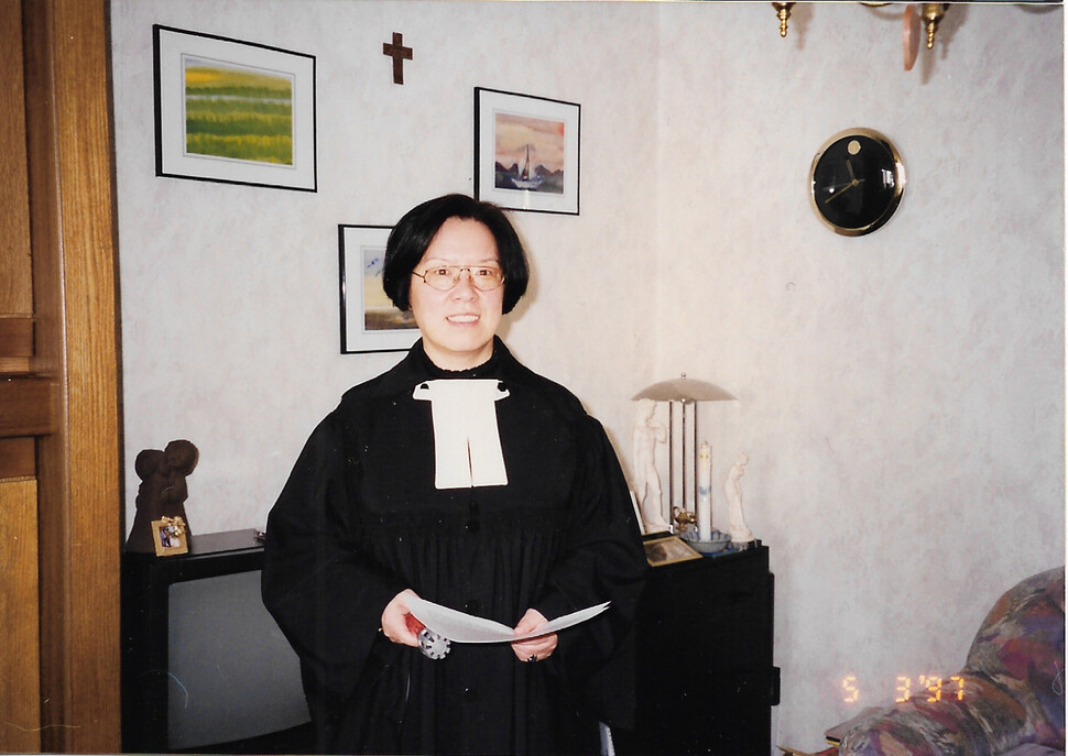 독일 신학대학에서 공부할 때 목사복을 입은 모습. 김인선, 나무연필 제공