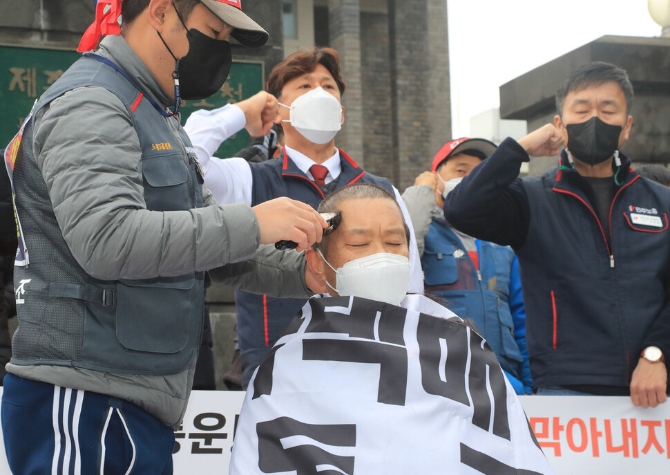 전국택배노동조합 김명호 제주지부장이 28일 오전 제주도청 앞에서 씨제이대한통운의 택배 노동자 과로사 방지를 위한 사회적 합의 이행을 촉구하며 삭발하고 있다. 제주/연합뉴스