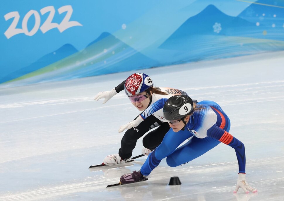 한국 쇼트트랙 대표팀 최민정이 9일 오후 중국 베이징 캐피탈 실내 경기장에서 열린 2022 베이징 동계올림픽 쇼트트랙 여자계주 3000m 준결승에서 질주하고 있다. 연합뉴스