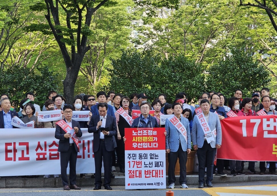 서병수 전 부산시장이 16일 아침 부산시청 앞에서 1인 시위를 하자 그의 지지자들이 지지 발언을 하고 있다. 김광수 기자