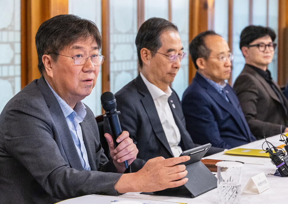 김대기 대통령 비서실장이 지난 18일 오후 서울 종로구 총리 서울공관에서 당정 관계자가 참석한 가운데 열린 고위당정협의회에서 중대 범죄자 신상 공개 확대 방안 등에 대해 발언하고 있다. 연합뉴스