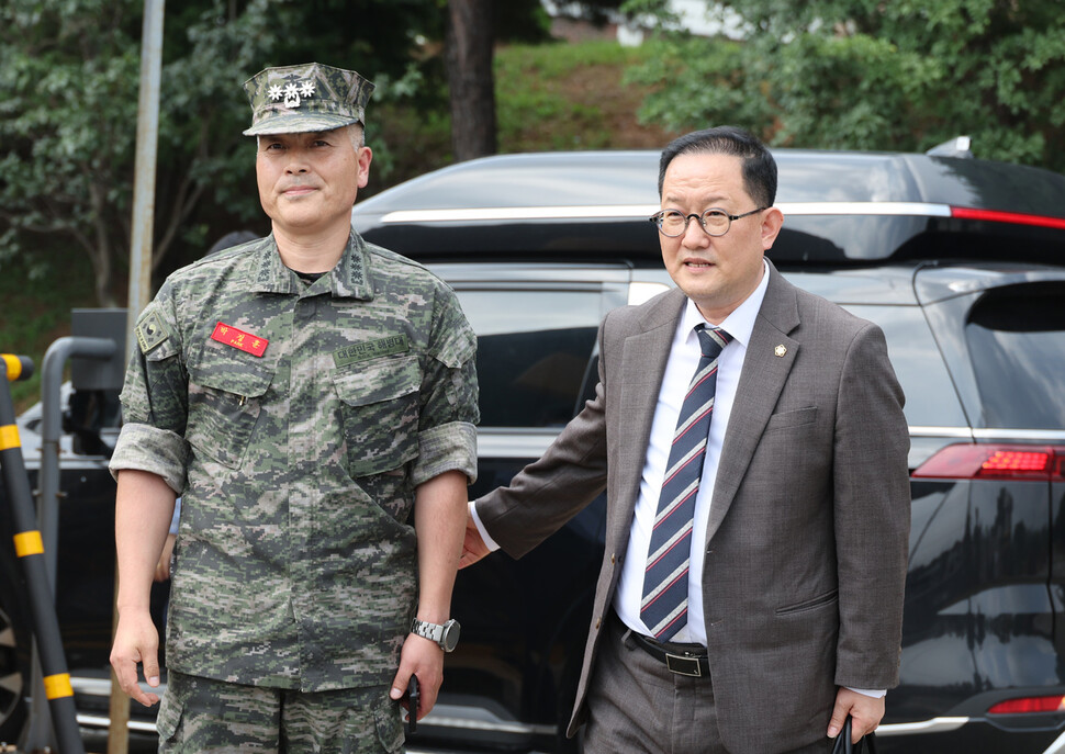 사전 승인을 받지 않고 방송 인터뷰를 했다는 이유로 군 징계위원회에 회부된 박정훈 해병대 전 수사단장(대령)이 18일 오후 경기 화성 해병대사령부에서 열린 징계위원회에 법률대리인과 함께 출석하고 있다. 김혜윤 기자