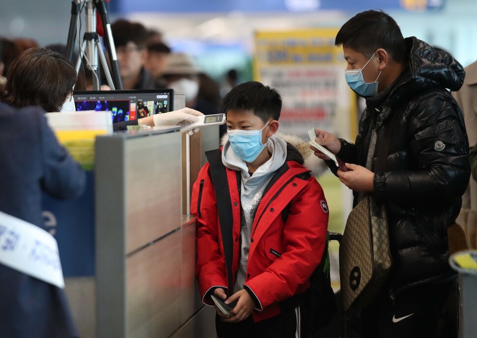 28일 오전 인천국제공항 1터미널 입국장에서 중국 톈진에서 입국한 사람들이 검역소에 건강상태질문서를 제출하고 있다. 인천공항/백소아 기자