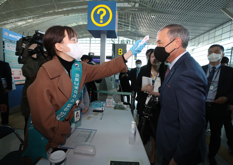 해리 해리스 주한미국대사가 11일 오전 인천국제공항 2터미널 3층 1단계 발열체크 현장에서 체온을 측정하고 있다. 인천공항/연합뉴스