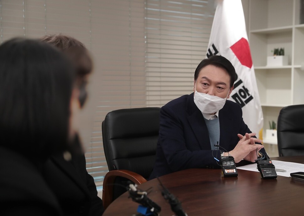 국민의힘 윤석열 대선 후보가 2020년 9월 서해 상에서 북한군에 피살된 해양수산부 공무원 이아무개씨의 가족들을 31일 서울 영등포구 국민의힘 당사에서 만났다. 국민의힘 제공