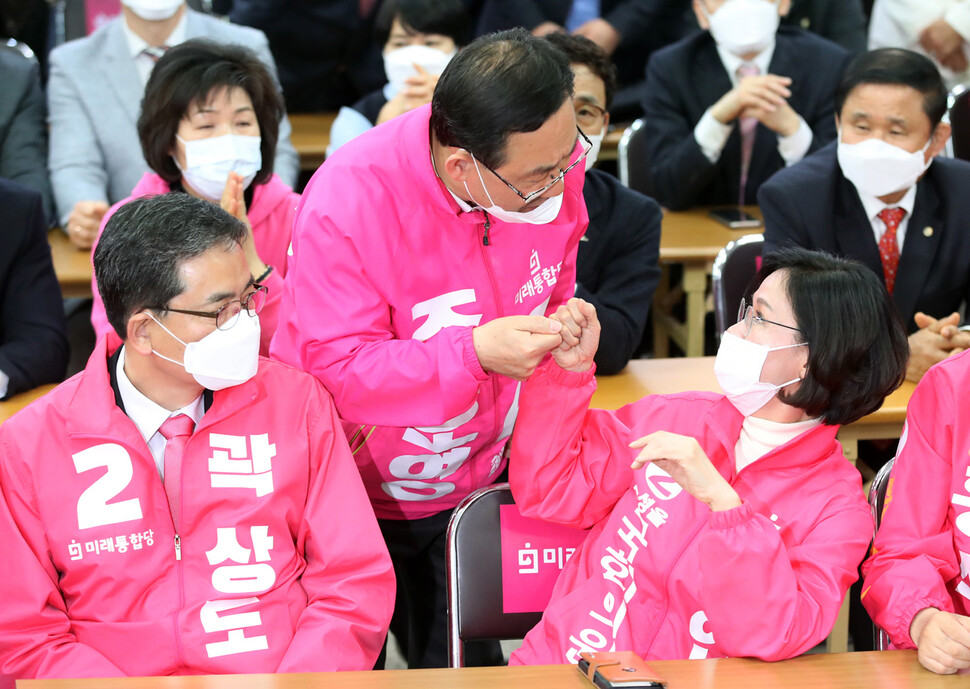 15일 오후 대구시 수성구 범어동 미래통합당 대구시당에서 수성갑에 출마한 주호영 후보와 수성을에 출마한 이인선 후보가 방송사별 출구조사를 본 뒤 주먹인사를 나누고 있다. 대구/연합뉴스