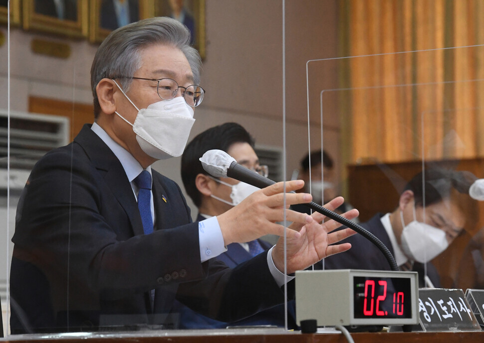 더불어민주당 대선 후보인 이재명 경기도지사가 20일 경기도 수원시 경기도청에서 열린 국회 국토교통위원회의 경기도에 대한 국정감사에서 질의에 답변하고 있다. 경기사진공동취재단