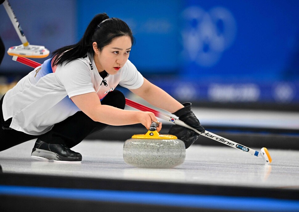 ‘팀 킴’의 김경애가 16일 중국 베이징 아쿠아틱센터에서 열린 2022 베이징겨울올림픽 여자 컬링 풀리그 스위스와 경기에서 스톤을 던지고 있다. 베이징/AFP 연합뉴스